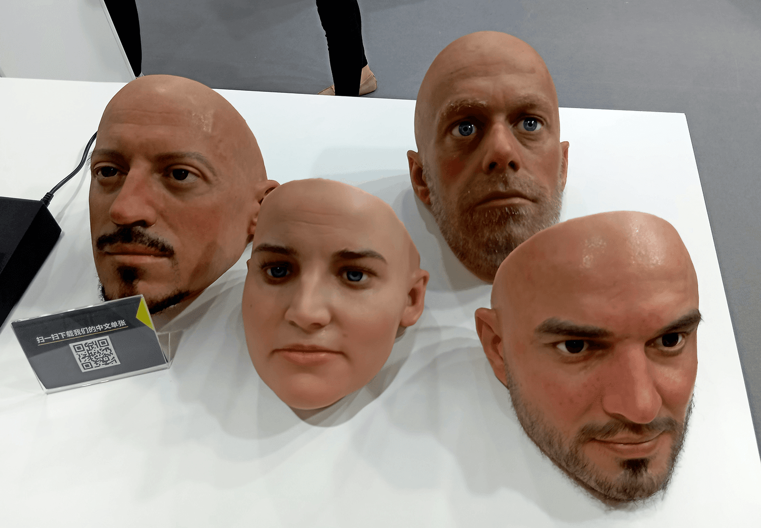 Faces without heads - to depict AI